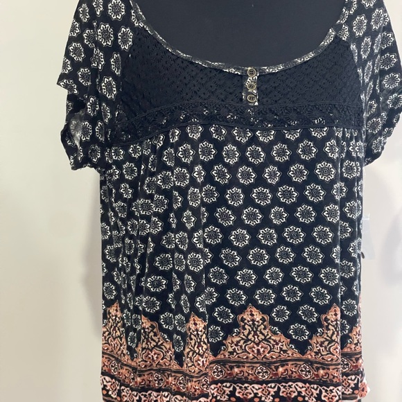 Bobbie Brooks L Like New Black Patterned/Crochet 100% Rayon Blouse 309 - Picture 2 of 5